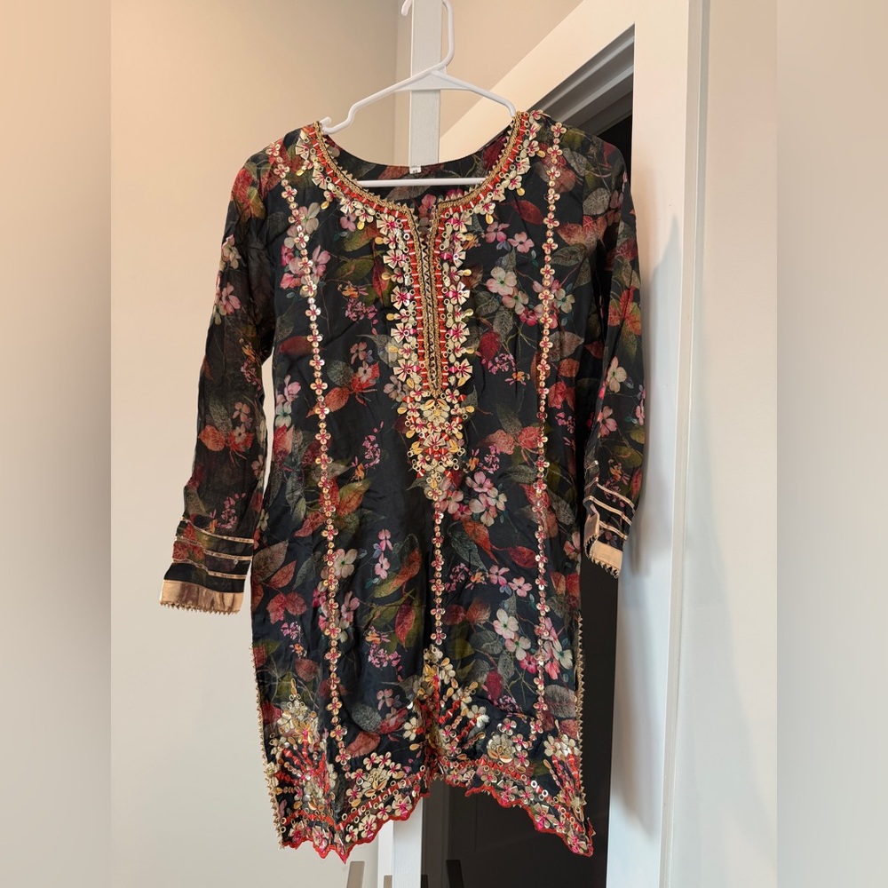Floral Embroidered 3 piece Pakistani outfit